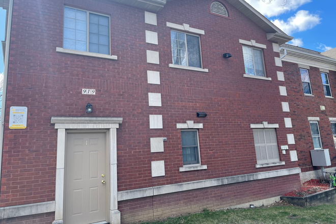 Exterior - 25/26 - Lots of Space! Affordable Townhouses Just Off Campus - 919 E. Burlington St.