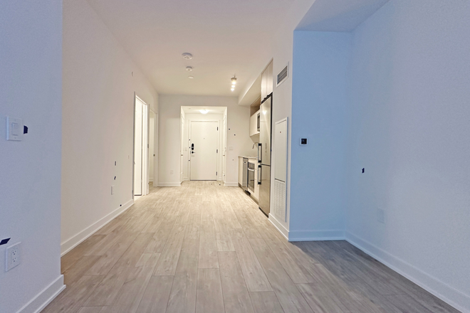 Living - 1+1 Condo Near St. Lawrence Market – $2,450 w/ Top Amenities!