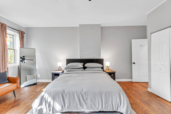 Queen sized bed w/ duvet - All utilities included! Hopkin's Hideaway 4- close to Fells Point & Inner Harbor Triplex