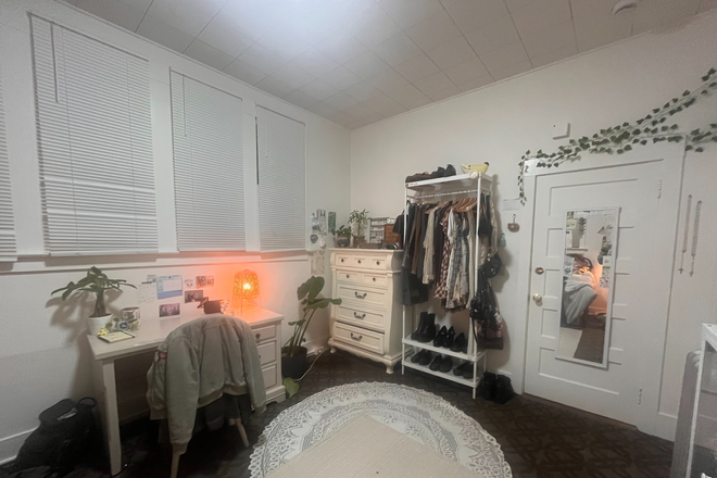 Bedroom - 8 bedroom house walking distance from campus (renting out 1 room only)