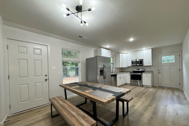 Kitchen - $650/month private room with private bathroom for rent 5 mins drive to UTK campus House