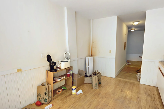 . - *NO BROKERS FEE!* Spacious sunny 2 bedroom, 1 bathroom pet friendly apartment