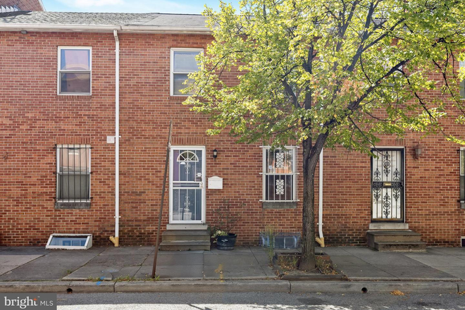 Front of house - Townhouse walking distance to hospital with parking