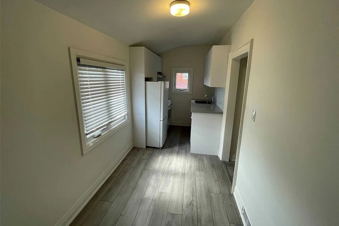 Kitchen - Upper Unit, 3 Bedrooms, 1 bath Duplex