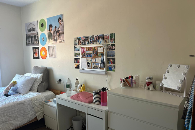 Bedroom - 3 Bedroom Girl's Apartment Hemenway