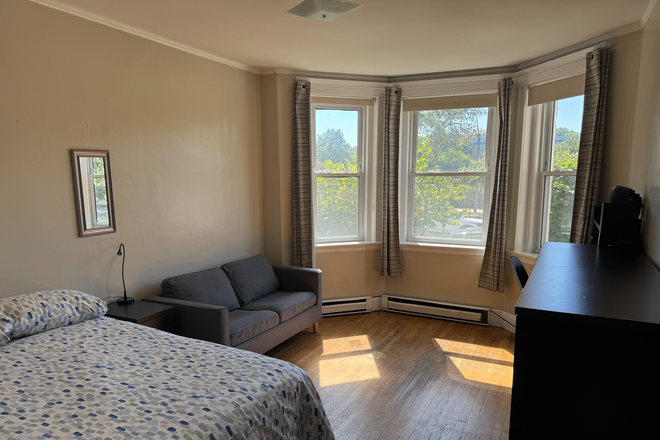 Large Single Photo 1 - Furnished Three-Bedroom Split Apartment