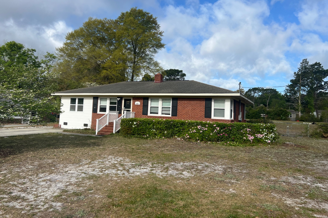Large front yard, well maintained - Spacious house with four bedrooms and two full bathrooms on Rose Ave, just a short walk to UNCW.