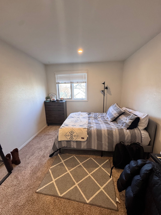 Bedroom for Rent - Property close to Campus/Pearl Condo