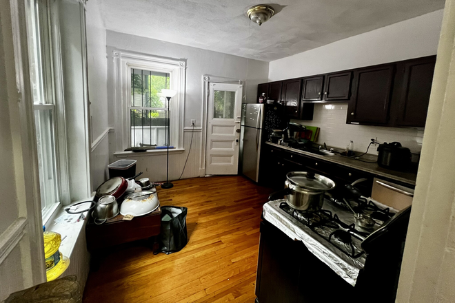 . - Spacious 3 Bedroom/1 Bathroom Unit in Jamaica Plain! Apartments