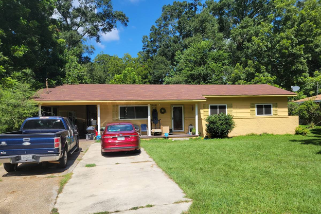 Exterior of single family home at 706 North 19th Ave, Hattiesburg, Mississippi 39401, looking West on a recent Summer Sunday morning! - Master Bedroom in pretty home--w/private half-bath & walk-in closet! (Central