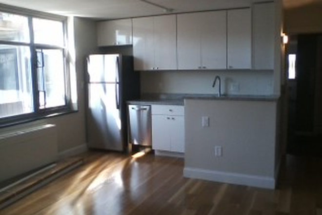 Hub Realty - One bedroom condo, with updated kitchen and bathroom, balcony on bus line