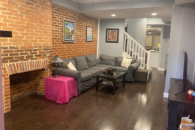 Living room - Looking for summer subletter - VERY flexible!
