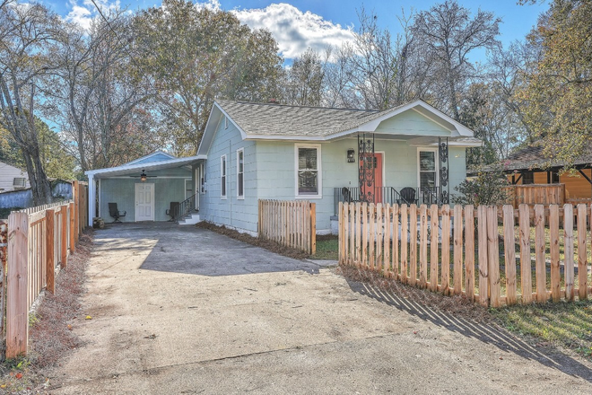 Driveway/site port/garage - 3 bed/2.5 bath North Charleston home, 10 minutes from MUSC/downtown, 8 minutes to Park Circle