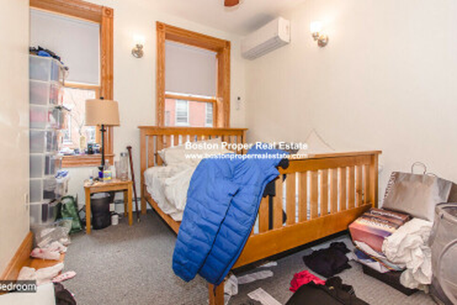 a - 3-Bedroom in Incredible Beacon Hill Location! Apartments