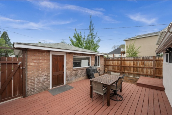 deck and garage entrance - Cute House Super Close to University and Trax