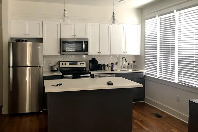 Kitchen - Great room close to campus Apartments