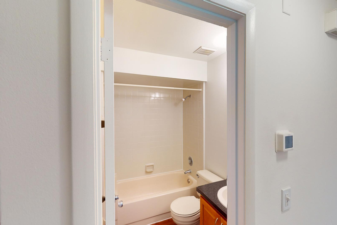 private bathroom - Cute and cozy room and bathroom in apartment in Oviedo 10 minutes away from UCF !