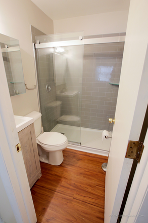 bath - 909 Aberdeen 2nd floor front. 2 bed 1 bath, 2 blocks from UIC and across from park Apartments