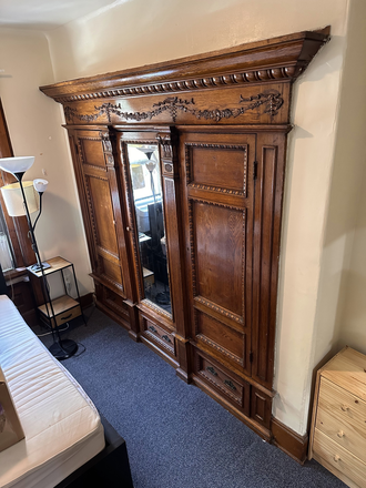 Bedroom with original built-in closet - 4004 Spruce St. Apt. 2F