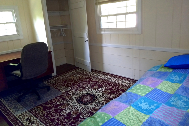 A spacious room - Peaceful room in family house near Grounds