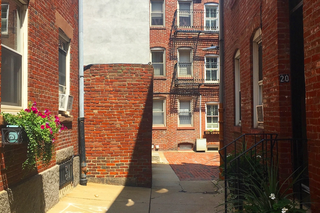 Call NOW for showings! 617-236-8550 - HANOVER AVE - CHARMING 2BR ON QUIET NORTH END SIDE STREET *AVAIL NOW!* W/ LNDRY IN BLDNG! Apartments