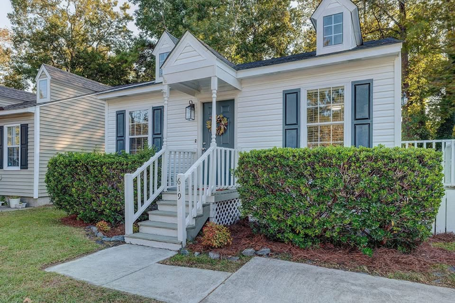 Front view 3 - WALK TO UNCW: Quiet 3BR/2BA Home. $50/mo Discount for All UNCW Employees & Graduate Students!