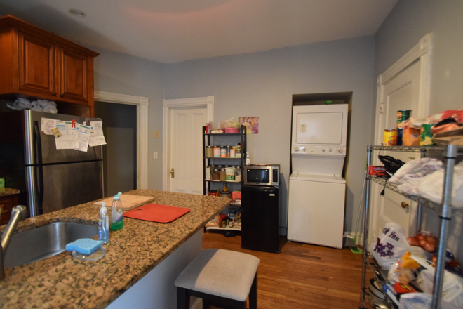 ... - SPACIOUS MISSION HILL 5 BED WITH PORCH Triplex