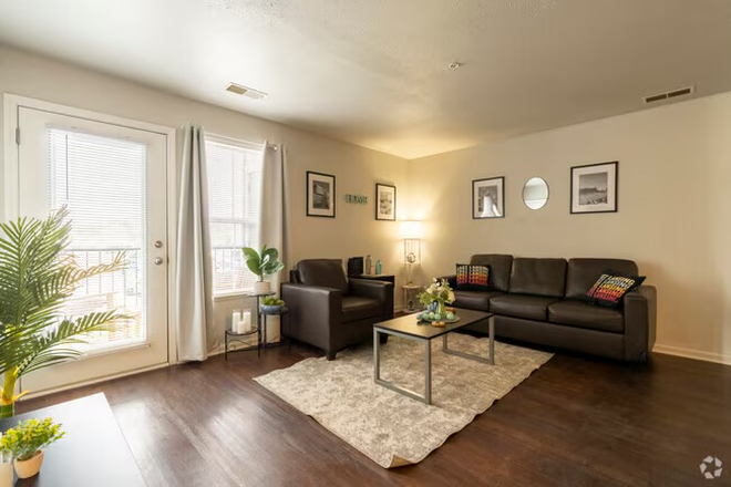 Living room - Village At Chandler Crossing