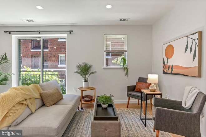 living room - 2 bed 2 Bath Gated Community - Bloomingdale Unit Condo