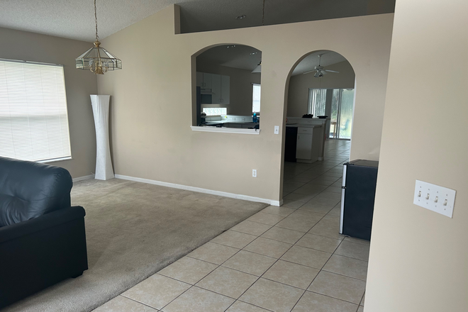 Foyer - 4 Bed, 2000 Sq Foot House 15 Min from Main Campus