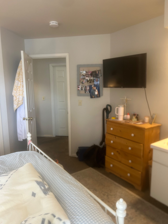 Bedroom - Apartment close to campus!