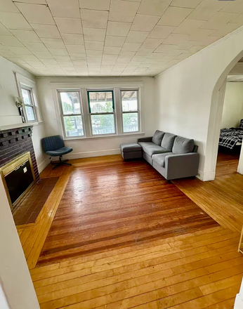 Living room - ~$950 priv. bedroom in 3-bed 1-bath in Quincy Duplex