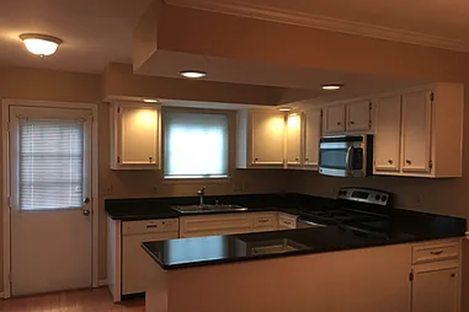 Kitchen - Quiet 2 br 1.5 bath townhouse for lease/sublease