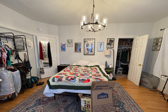 Bedroom - Private Room -- Spring Semester Sublet House