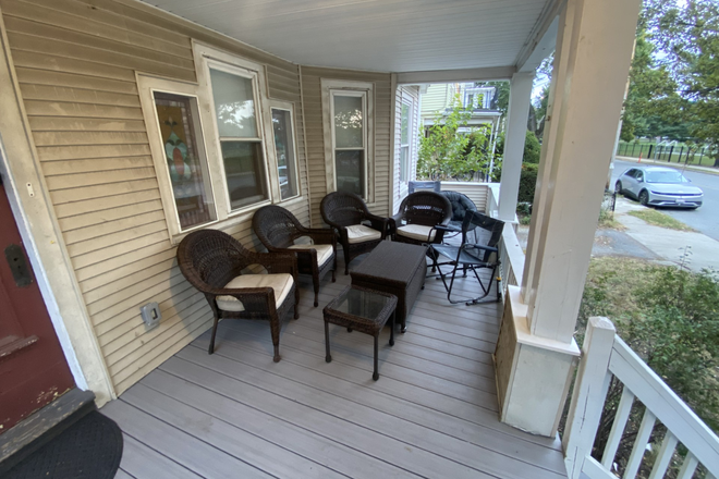 Front Porch - Room directly across from Tufts Campus, available for Spring '25 and/or Summer '25 sublet House