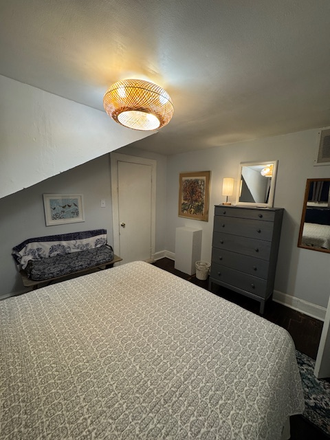 Private bedroom - Utilities included, quiet, private space in nearby charming community Duplex