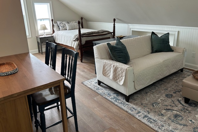 Living Space - Charming furnished studio near Holston Hills