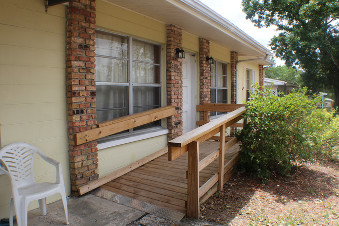 ramp to front door - Spacious Furnished 4 Bedroom Temple Terrace Home