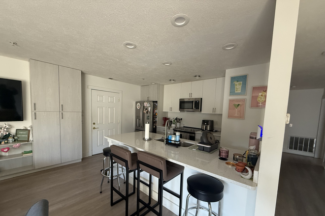 Kitchen - Apartment near Campus