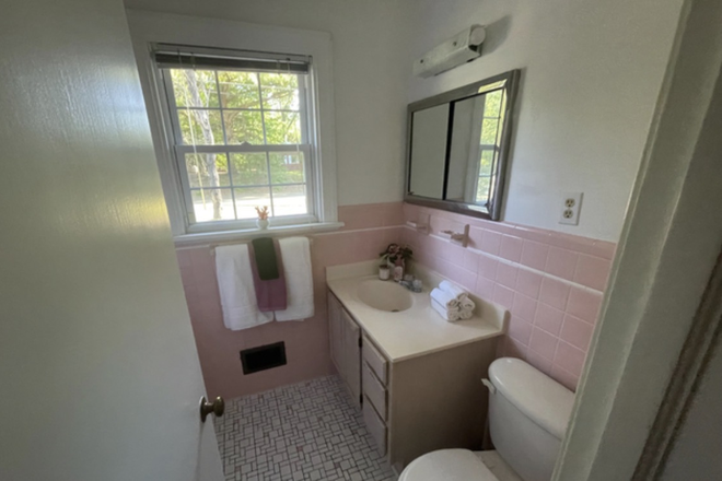 Full bathroom - Summer sublet (1 bedroom) close to campus House