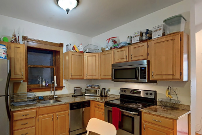 living - LOCATION!! 3 BED WITH HOT WATER INCLUDED! AVAIL 9/1/26!