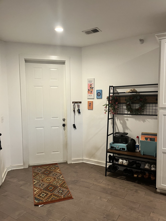 Front Door Entrance - Private Room In 3 Bed/2.5 Bath Available In Downtown Charleston Townhome