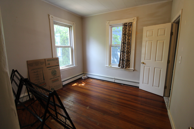 3 - 4 bed, 2 bath apartment 7 min walk to Harvard, with nice large yard.