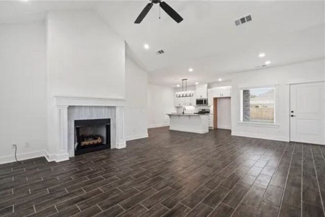 Living, dining, kitchen - Brand New House 4.1 miles to UARK