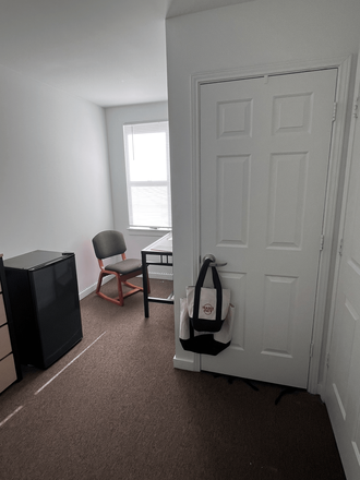 Bedroom - Short walk to classes, close to the Spot, clean roommates, spacious room and bathroom. Apartments