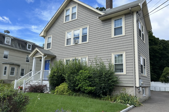 House - Looking for a Roommate