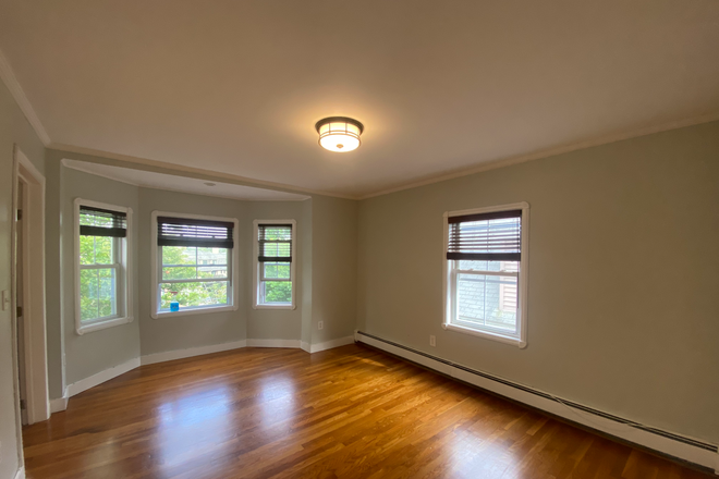 living room - Sun-Filled 2 Bed / 1 Bath Condo/1 parking/Steps to BUS and T
