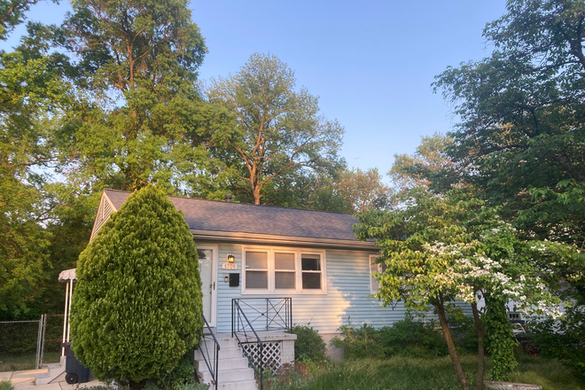 Front of house - Riverdale 3 Bed 2 Bath House - Looking to ONLY fill downstairs room WITH private bathroom