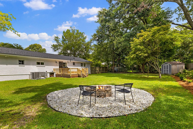 Outdoor Firepit and Large Back Yard Area - Casa Blanca - Beautiful Home Close To Downtown
