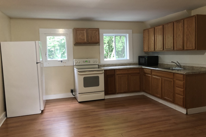 kitchen - Several rooms available in 4 bedroom apartments - summer option as well